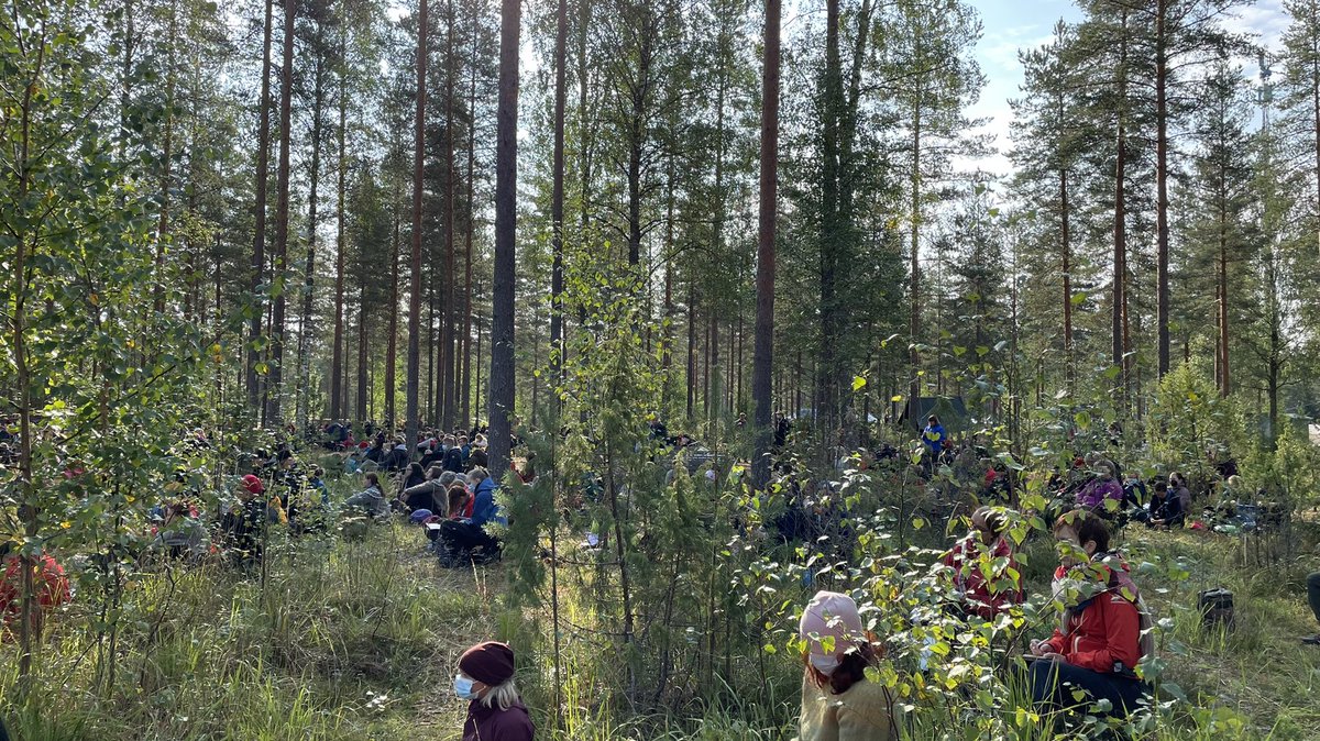 3000 ihmistä hajallaan ympäri metsää kuuntelemassa erinomaisia puheenvuoroja. Ihailen upeita järjestelyjä, miten massatapahtuma on järjestetty terveysturvallisesti. #johtajatulet