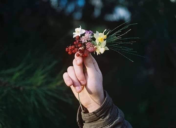 Песня приколола цветок полевой. Цветок на руку.. Букет в руках. Цветочек в руке. Маленький букетиктик в руке.