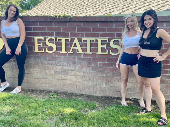 Are we moms you’d like to friend? #milfestates @beachbabetris @poindexter_mrs https://t.co/qIzYVxRNw