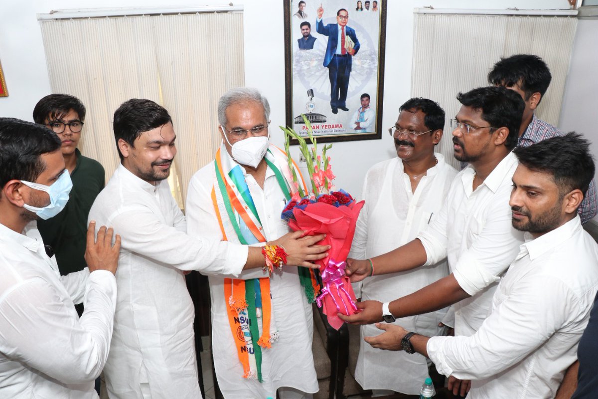 amarjeetcg's tweet photo. आज दिल्ली प्रवास के दौरान माननीय मुख्यमंत्री श्री @bhupeshbaghel जी के साथ NSUI के सोशल मीडिया मुख्यालय दिल्ली में छात्र संगठन ���े युवा और उत्साही सदस्यों से मुलाकात की। इस दौरान माननीय मुख्यमंत्री जी ने एनएसयूआई के सदस्यों को अनमोल सुझाव दिए। https://t.co/27lSvIFLkN