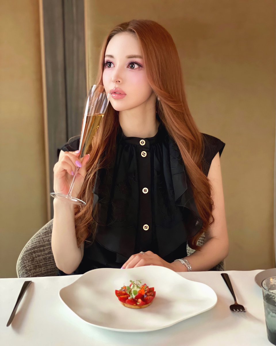 hlkm023's tweet photo. Twitter久しぶりすぎ。
生きてます🙋‍♀️
こちらドヤ顔で気取りながら
飲んでるのはジュースです🍇
#Esquisse #chanel https://t.co/8w6UD4fn4z