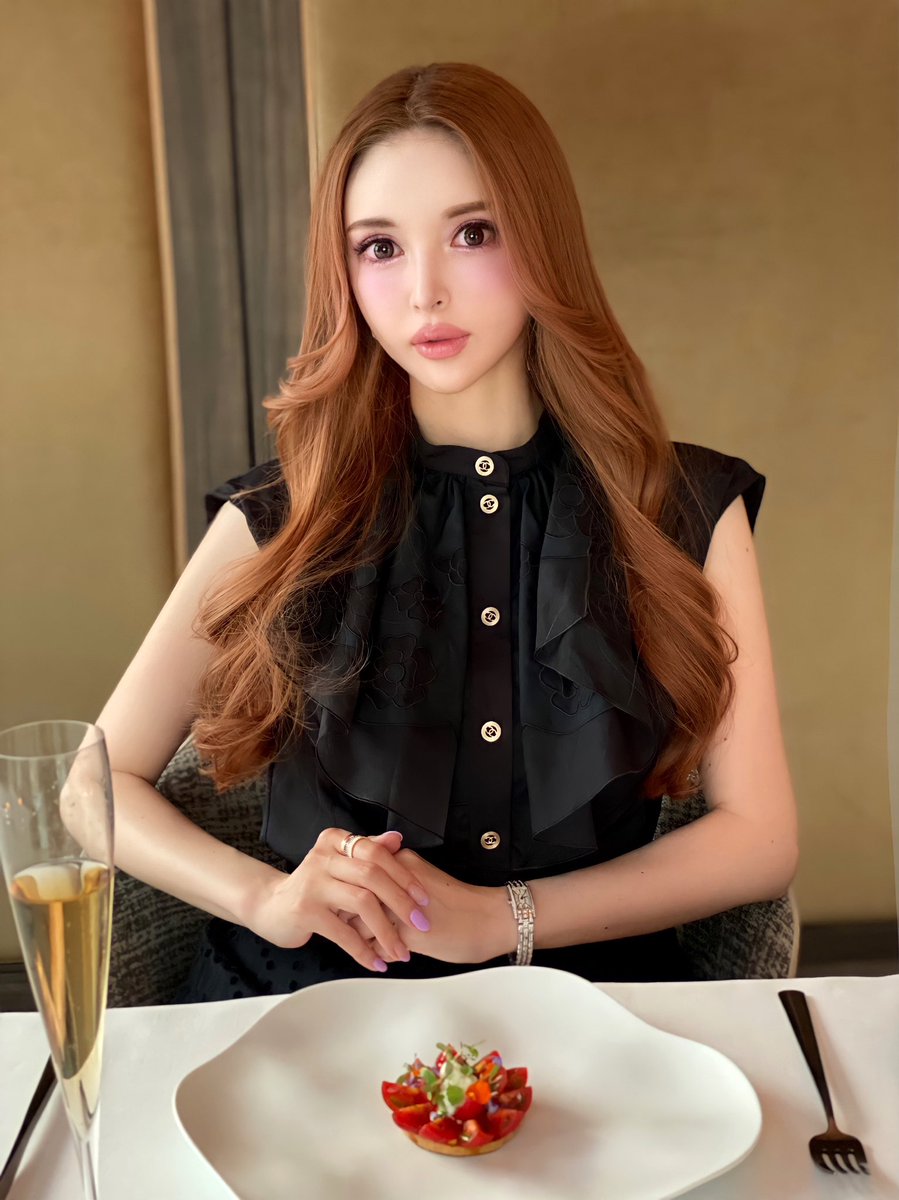 hlkm023's tweet photo. Twitter久しぶりすぎ。
生きてます🙋‍♀️
こちらドヤ顔で気取りながら
飲んでるのはジュースです🍇
#Esquisse #chanel https://t.co/8w6UD4fn4z