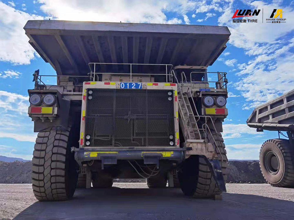 HaianTyre's tweet photo. #earthmovertyre #coalmines

Luan brand 59/80R63 Earthmover Tires running on the coal mine In Inner Mongolia, China.

Haian Group focuses on achieving your goals and maximizing your tire investment. Contact us 24 hours a day 7 days a week at sales@haiangroup.com

#miningotrtires https://t.co/hPsZnTvgTu