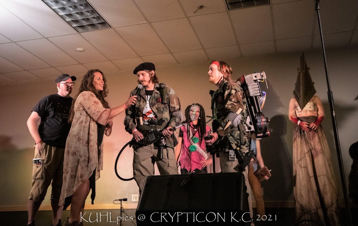 Strangeglowvid's tweet image. Ghostbusting Frog Brothers #cosplay at #crypticon a few weeks ago!