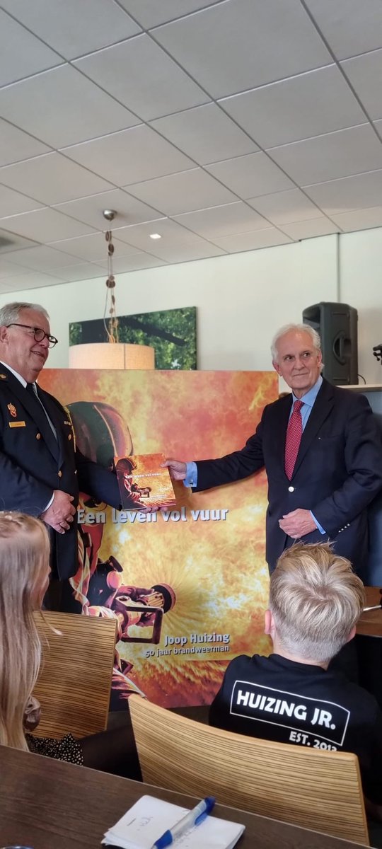 JoopHuizing's tweet photo. Gisteren naar 50 jaar brandweer en 41 jaar weerkwam bij de @BrwGooiVecht afscheid genomen. Mooie toespraken en veel waardering. Van Brandweer Nederland het Kruis van Verdienste in Goud mogen ontvangen. Tevens  mijn boek “een leven vol vuur” mogen presenteren. Diep onder de indruk https://t.co/4HNMbG3qdg
