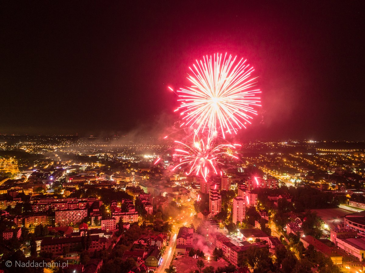 Naddachami's tweet photo. 🎆Sztuczne ognie z okazji ❤️ Dni BB 💚 Było BBajecznie! 😍 https://t.co/4DDk5mmUoP