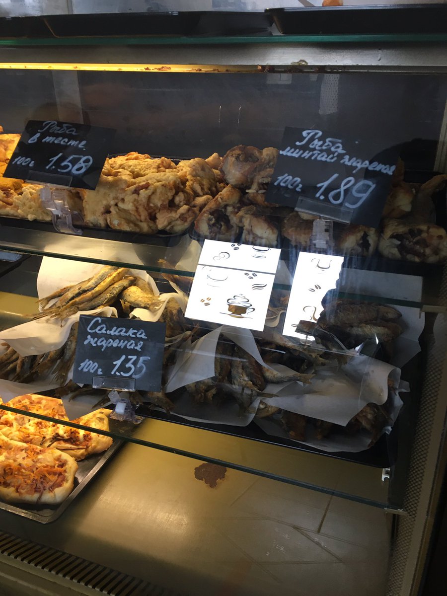 Остановились на заправке по дороге в Пинск, здесь рыбов не только показывают, но и продают