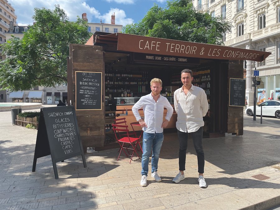 tribunedelyon's tweet photo. Le kiosque de la place des Jacobins (Lyon 2e) se réveille pour accueillir « une boutique à souvenirs gastronomiques » imaginée par le duo du Café Terroir et Les Confinades.  → https://t.co/SmyDRqiGI8

#Gastronomie #SortirLyon https://t.co/znQy3Jip4T