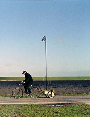 Arjen Boerstra is een kunstenaar die bouwt, filmt, fotografeert en performances doet.
De projecten zijn vaak gesitueerd in de openheid en context van het landschap. Dit varieert van  stadslandschap, boerenakker, bos, strand, tot de uitgestrektheid van het Antarctisch continent.