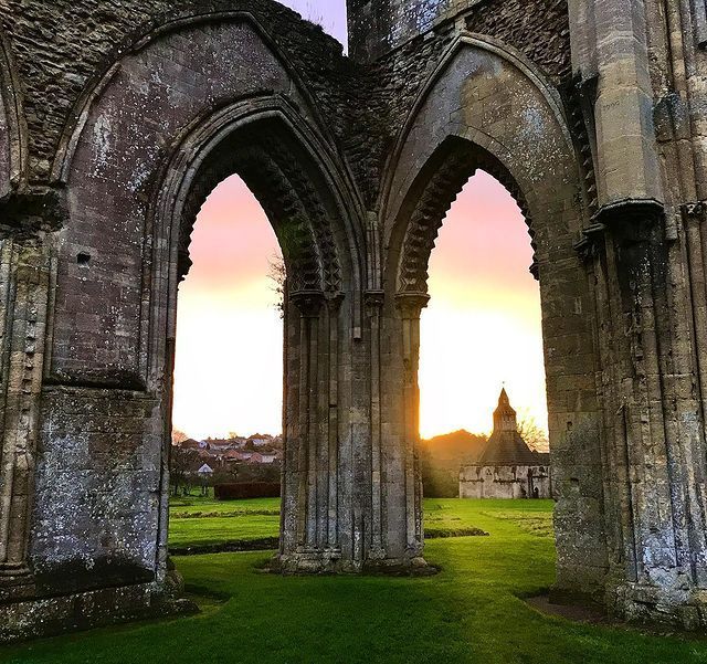 TheMiddlewick's tweet photo. Glastonbury Abbey

A grade 1 listed building and scheduled ancient monument. Found in the 7th century, this place is particularly beautiful to visit as the sun goes down. #themiddlewick 

For more information head to our site - https://t.co/8azMSLnlN6 https://t.co/1dIpPtzIW6