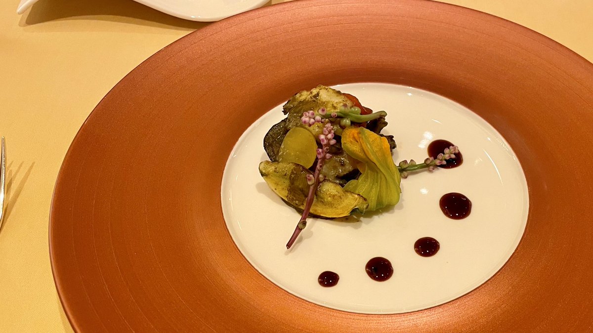 たー お腹も気持ちもいっぱいで 現れた白い球体 これが最後のプレート デザートです さぁ 球体がどうなるのか ご覧あれ