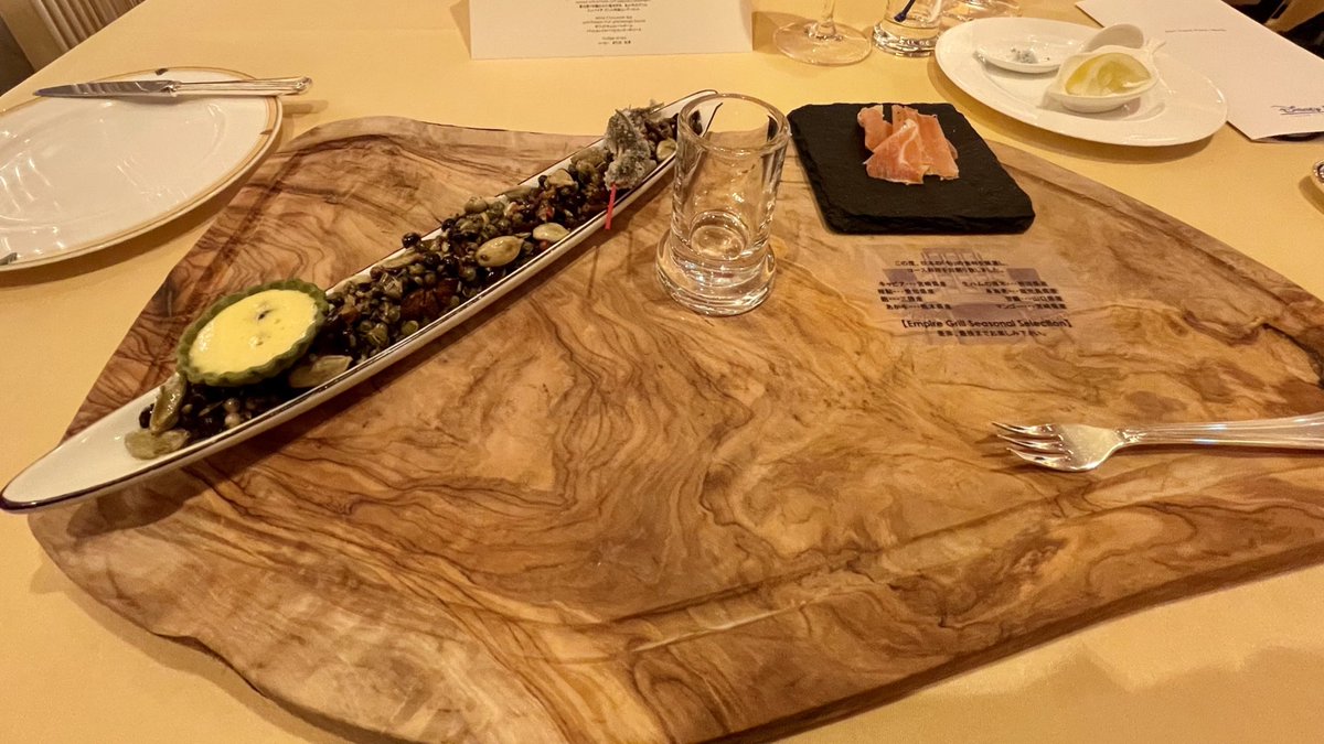 たー お腹も気持ちもいっぱいで 現れた白い球体 これが最後のプレート デザートです さぁ 球体がどうなるのか ご覧あれ