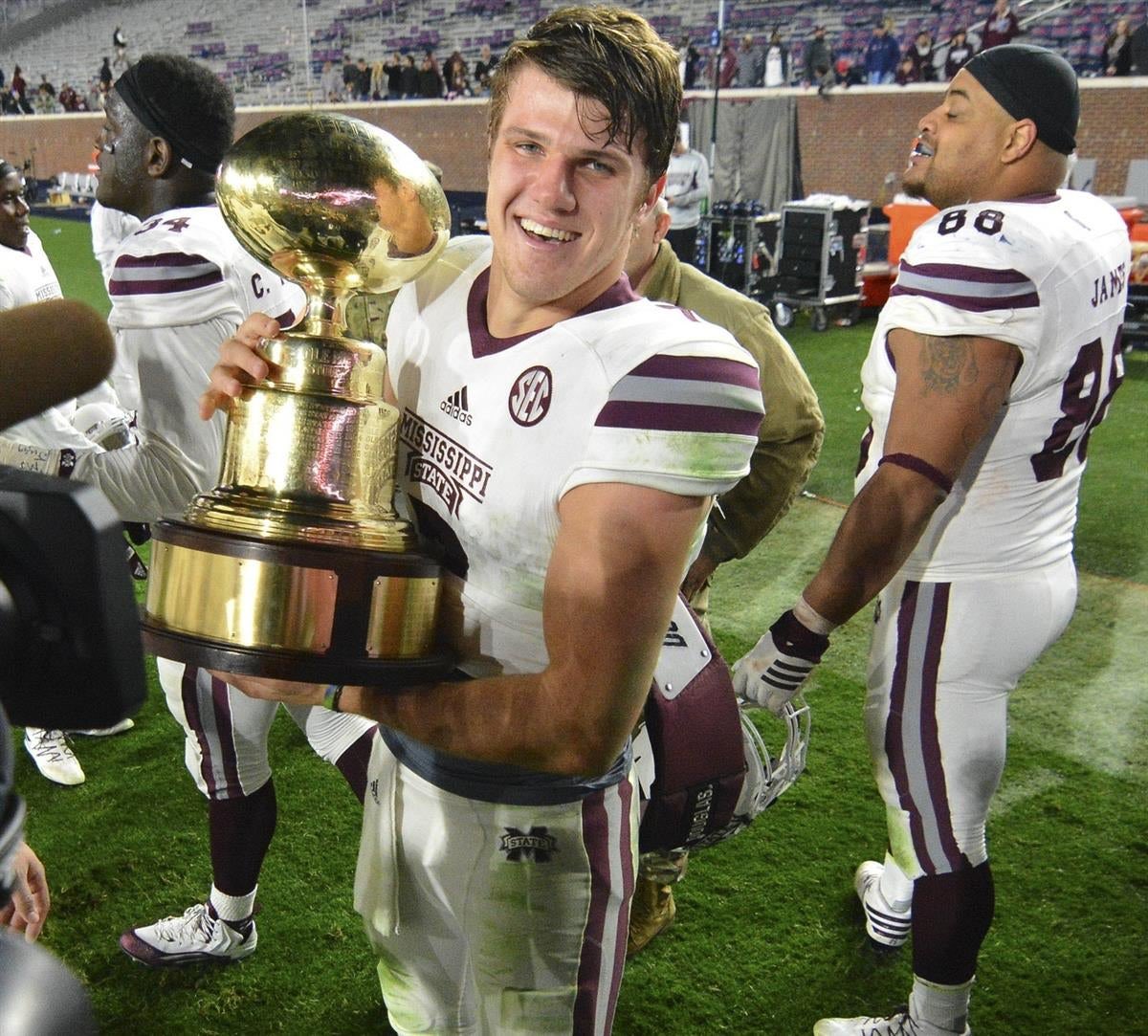 perrykingthe4th's tweet photo. Happy Nick Fitzgerald Day! Fun fact: In his three games against Ole Miss, Fitzgerald ran the ball 35 times for 391 yards and 4 TDs. That’s 11.2 yards per carry. #7daysuntilkickoff #HailState https://t.co/87YFOWx8Rk