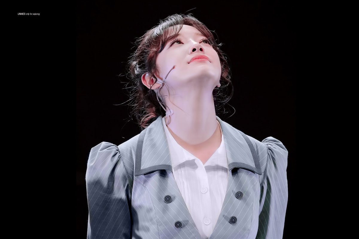 210824 레드북 무대인사
꾹 눈물 참는 아기💦
#세정 #김세정 #SEJEONG #레드북
#온세상이_세정이의_생일을_축하해
#HAPPYSEJEONGDAY