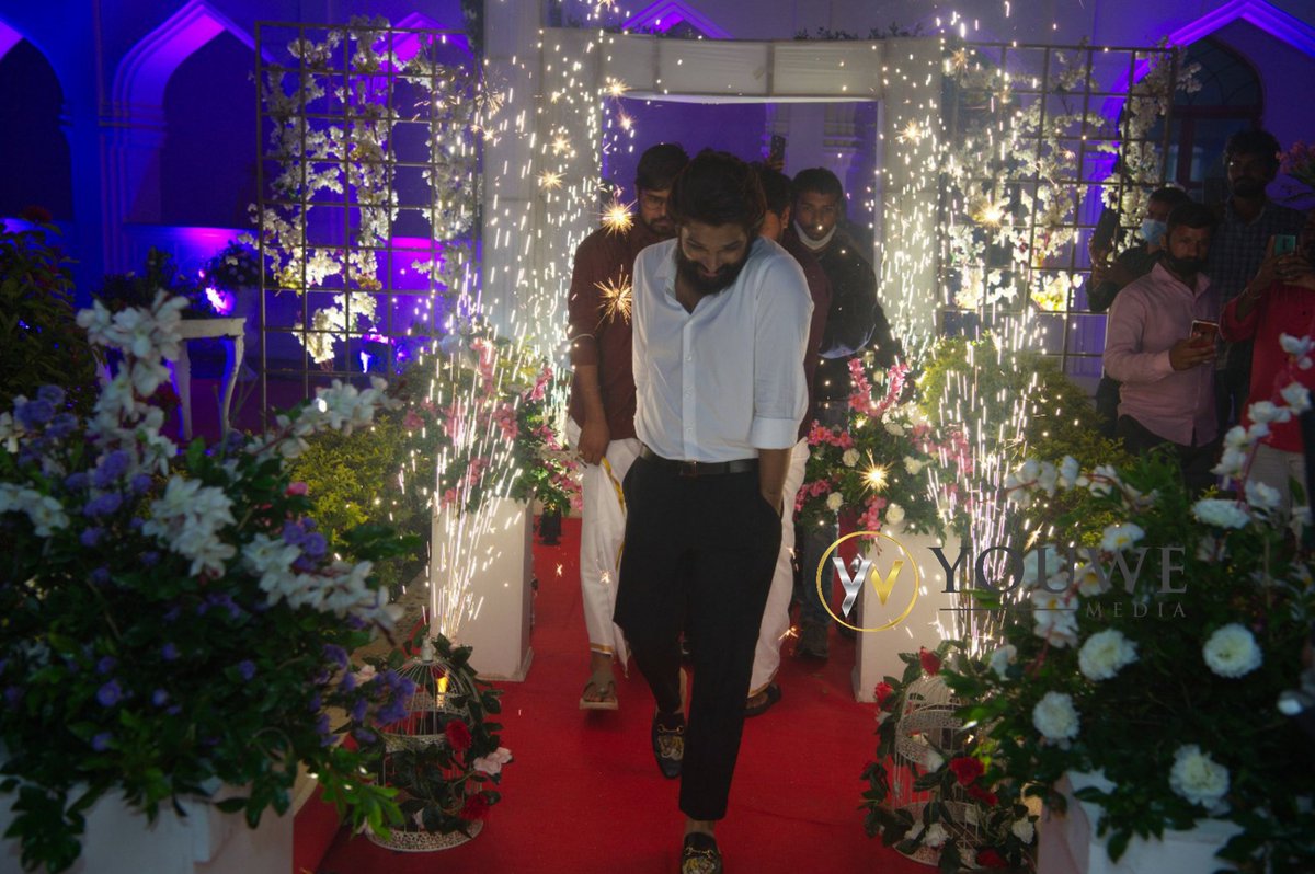 MediaYouwe's tweet photo. Icon Star #AlluArjun attended @eluruseenu's wedding and blessed the couple!! ❤️🤩

Congratulations brother #EluruSreenu!! 💐 

#IconStar #Pushpa #PushpaTheRise https://t.co/OO3k4RDJUj
