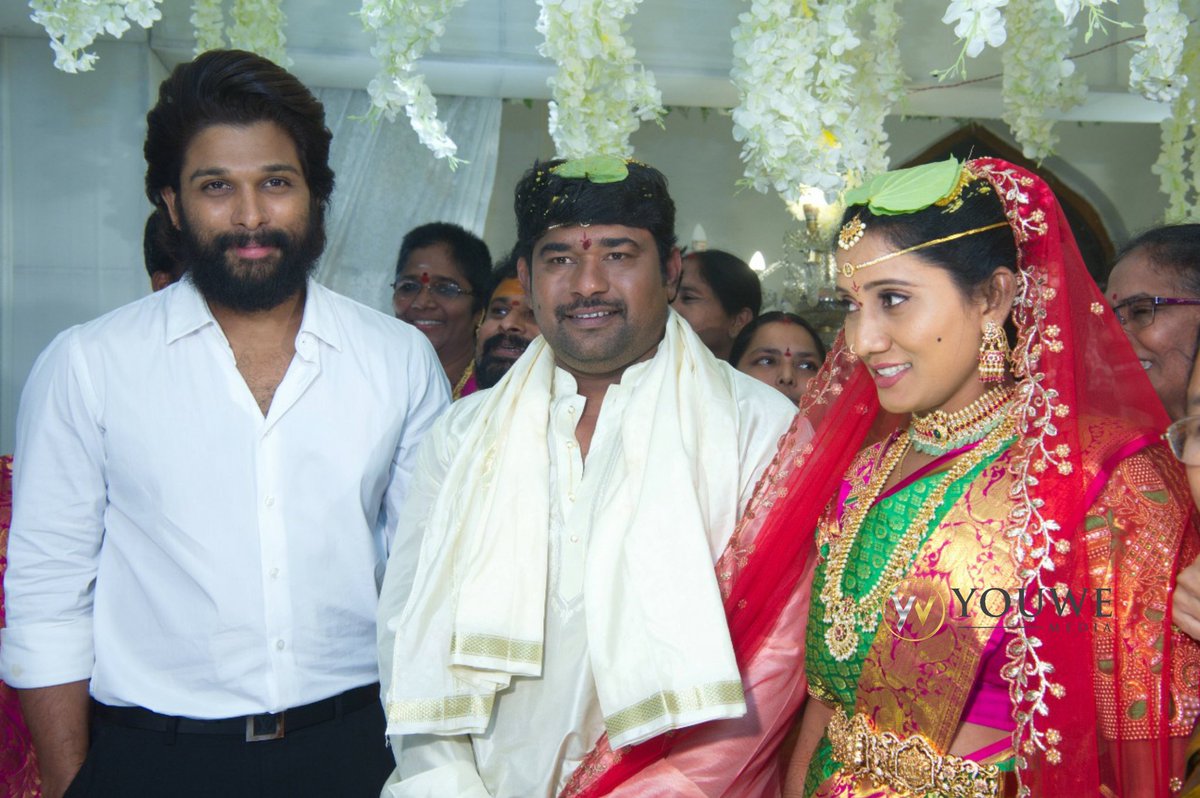 MediaYouwe's tweet photo. Icon Star #AlluArjun at @eluruseenu's wedding!! ❤️🤩

Congratulations brother #EluruSreenu!! 💐 

#IconStar #Pushpa #PushpaTheRise https://t.co/3C3lU7RCJH