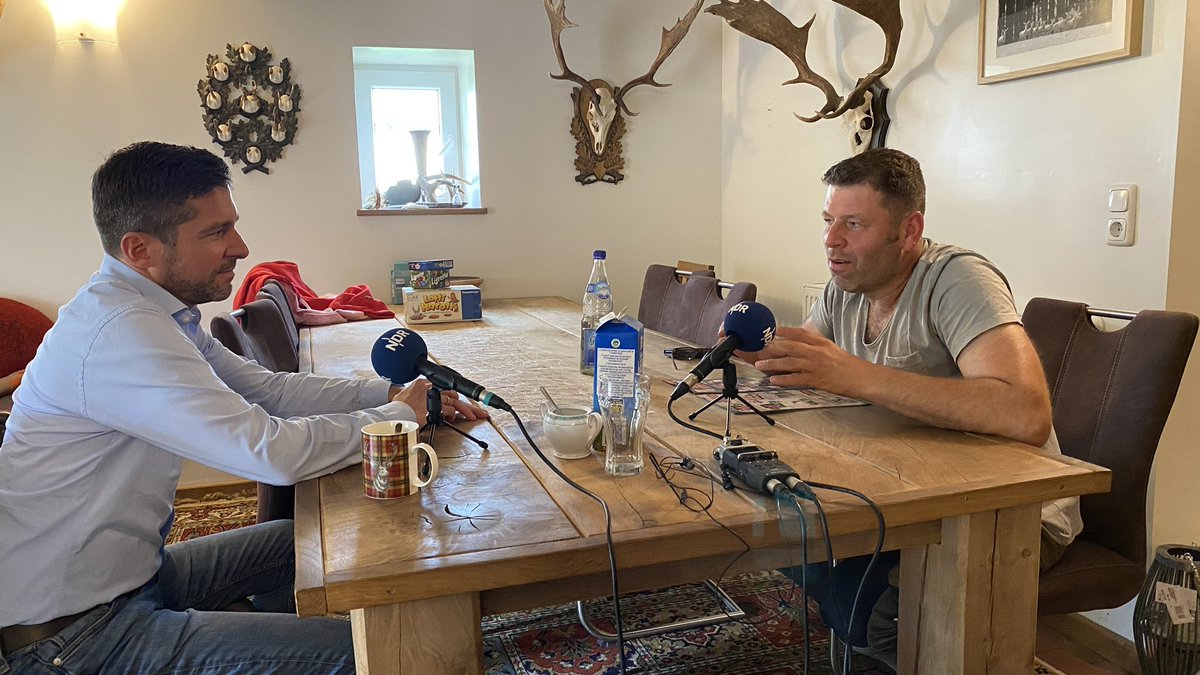 AdrianFeuerbach's tweet photo. Interview mit einem Massentierhalter - im neuen @NDRinfo Podcast „Menschen vor der Wahl“ von @_charlottehorn u. mir. Muss man richtig finden, was er sagt? Nein. Sollte man seine Argumente anhören? Ja! Danke @NorbertGrundei @nilskinkel @NDRpresse #Landwirtschaft #btw21 #thinkaudio https://t.co/afc6toQhk9