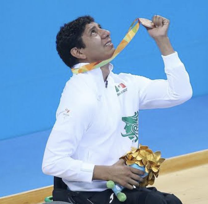 albertolati's tweet photo. ¡Otro oro mexicano en Tokio 2020! 
Jesús Hernández acaba de coronarse en 150m combinado SM3. Chucho ya fue plata en Río, este es su primer oro con un carrerón. 🇲🇽 🥇¡Que suene de nuevo el himno nacional! #swimming https://t.co/X0vg5cmJOX