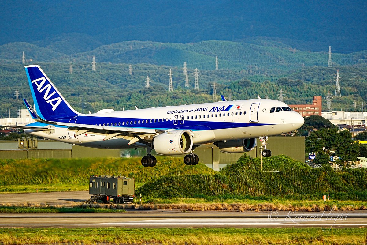 KotaroFlight's tweet photo. 日没前の光が当たっている時間に小さいのが降りてきてくれた😊初小松空港🤩

#Aviation #Photograph #KMQ #RJNK #RWY24 #小松 #ANA #NH755 #A320 #JA222A #ソラマニ_ヒコーキ  🗓2021/08/28✈ https://t.co/CPUYaYxyYy