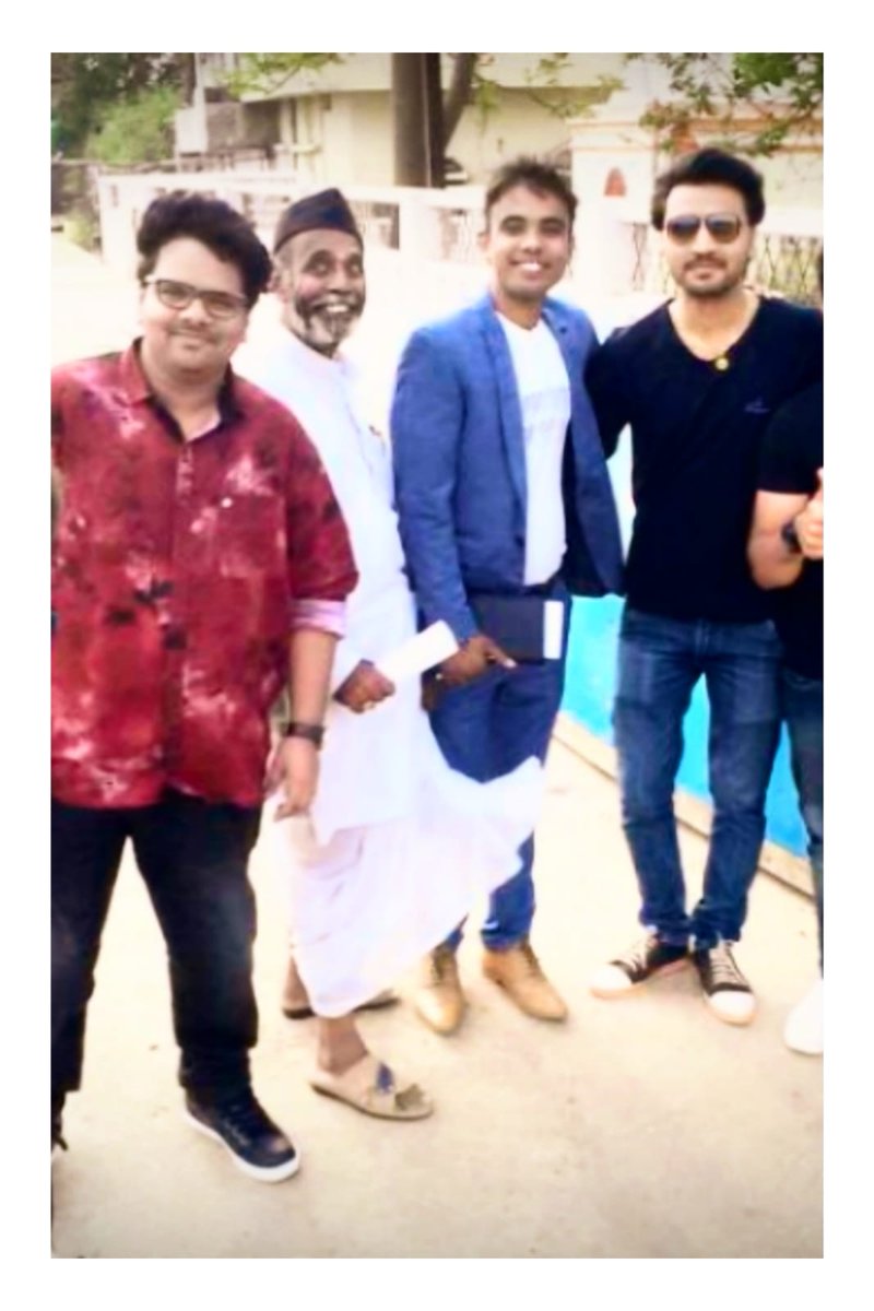 joshisuresh285's tweet photo. आज सोबतच्या फोटोत लाल शर्टातील प्रशांत चौहान @vprashantv28 यांचा वाढदिवस ! हार्दिक शुभेच्छा 🌷 बालपणीचा @zeemarathi ने सारेगमप मधला विजेता अन् आता एक उत्तम गायक, संगितकार व सिनेमाटोग्राफर आहेत. फोटोत मी दिग्दर्शक-लेखक @roshan_b व माझ्या ल. चित्रपटातील हिरो @Maulik_7 #म #मराठी https://t.co/jGCHGdfQ0A