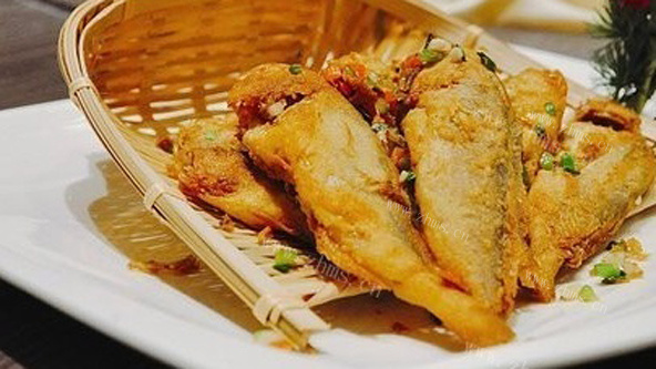 ChnEmbassy_jp's tweet photo. 明日は「肉の日」なので、今日の夕食は海鮮でいく。日本ではさほど人気の高くない海鮮たちの美味しい料理写真を集めてきた。どれもうまさたっぷりでしかもお酒のつまみとして最高の品々。これらの海鮮を口にされたことのある方、コメントでお知らせください。😄 https://t.co/oYLroTDUds
