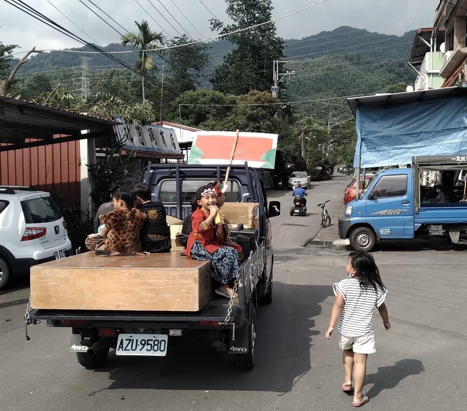 FangPhaedra's tweet photo. #MobileGraduation for the Paiwan kdg kids of #Piyuma!
The food truck of the village was turned into a vehicle of blessings & aspirations. Awards ceremony took place whenever the truck stopped by kids’ family. Kids had to voice out their dreams when the truck traveled. #LifeGoesOn https://t.co/FgfdK0jgtI