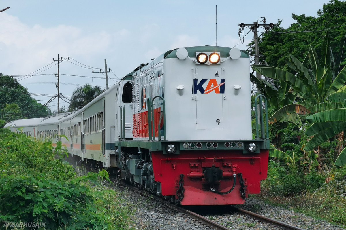 Akhirnya kesampean juga dapet momen lokomotif hidung miring CC 203 berdinas sampe Stasiun Indro, Gresik 😁

CC 203 98 14 SDT dinas KA 678
@mas_didiek #fotosepur #instarail