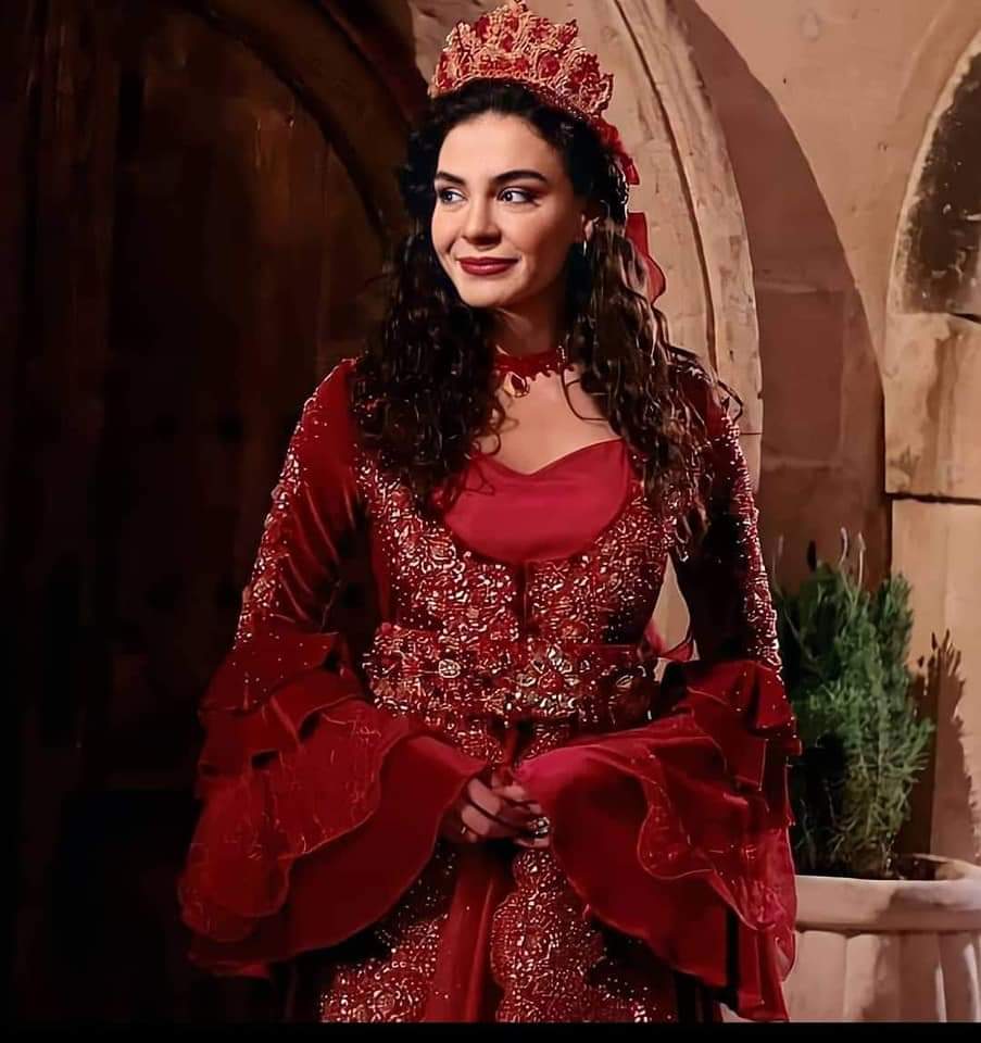 Мелике ипек ялова принцесса изабелла. Фирузе хатун великолепный век. Великолепно сыграл. Великолепно сыграл. Эбру шахин великолепный век.