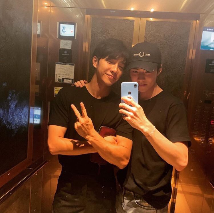 infodrakor_id's tweet photo. #LeeSeungGi mengirim truk kopi ke lokasi syuting drama SBS  #NowWeAreBreakingUp untuk mendukung #Sehun 😍

OMG Busted best bromance 💕 https://t.co/8KNzICDlUZ
