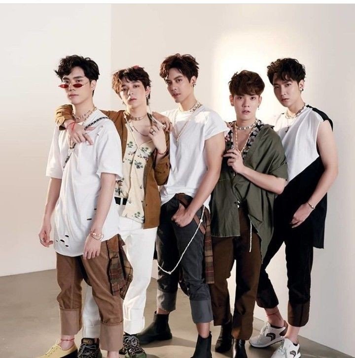 archug14's tweet photo. The five beats of our heart.
💙💛💖💚💜
#sbfivecomeback
#sbfive
#TaeDarvid
#TEeThanapon
#bbasjtr
#CTRPANUWAT
#ขุณขิมมอญ https://t.co/97LopycDpe