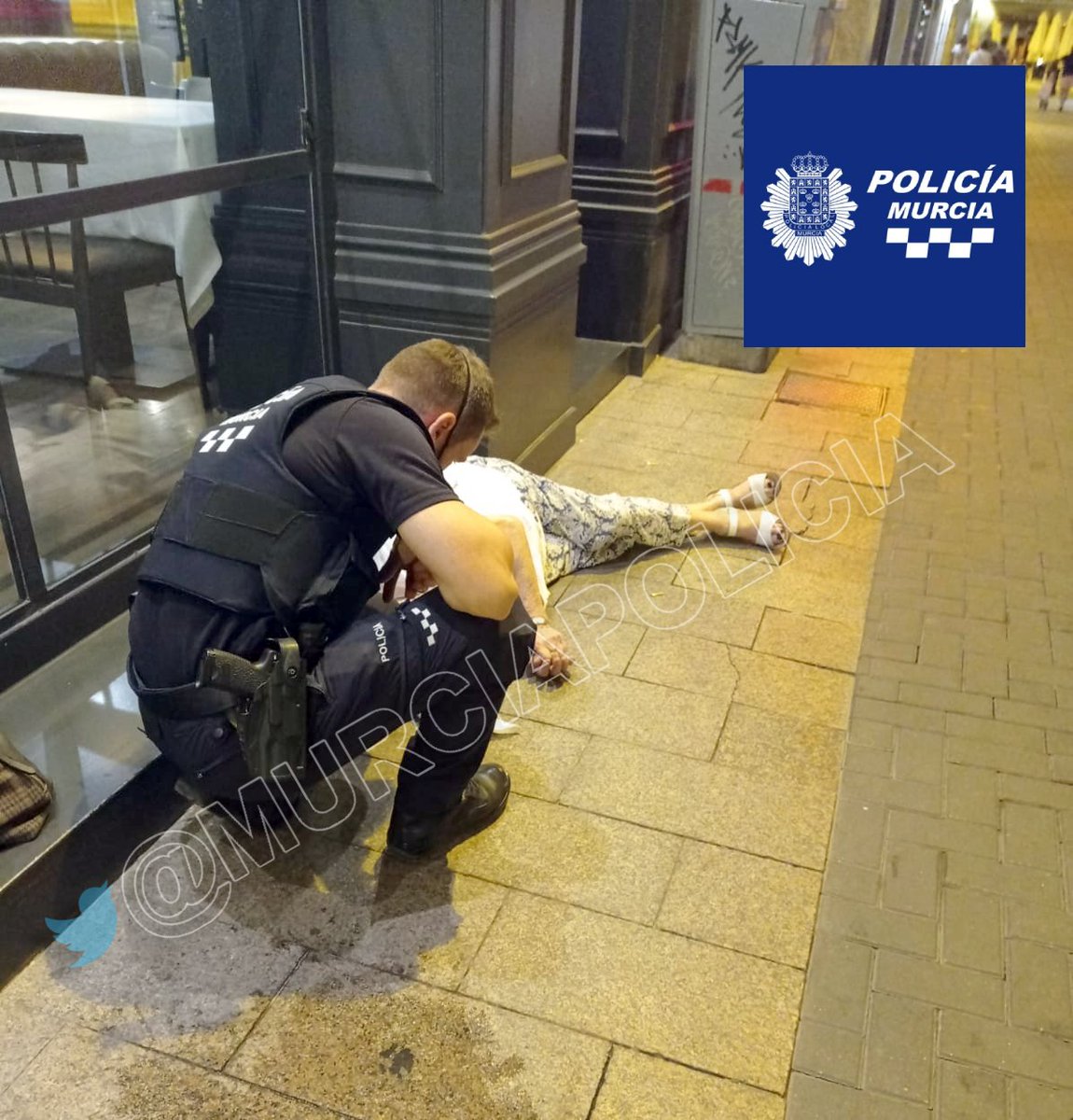 MurciaPolicia's tweet photo. A tu lado ante cualquier incidencia.

Dotación de seguridad ciudadana asistió en el día de ayer a una señora que sufrió una caída en la vía pública, siendo trasladada al hospital tras una primera valoración https://t.co/YdXuRmNmeO