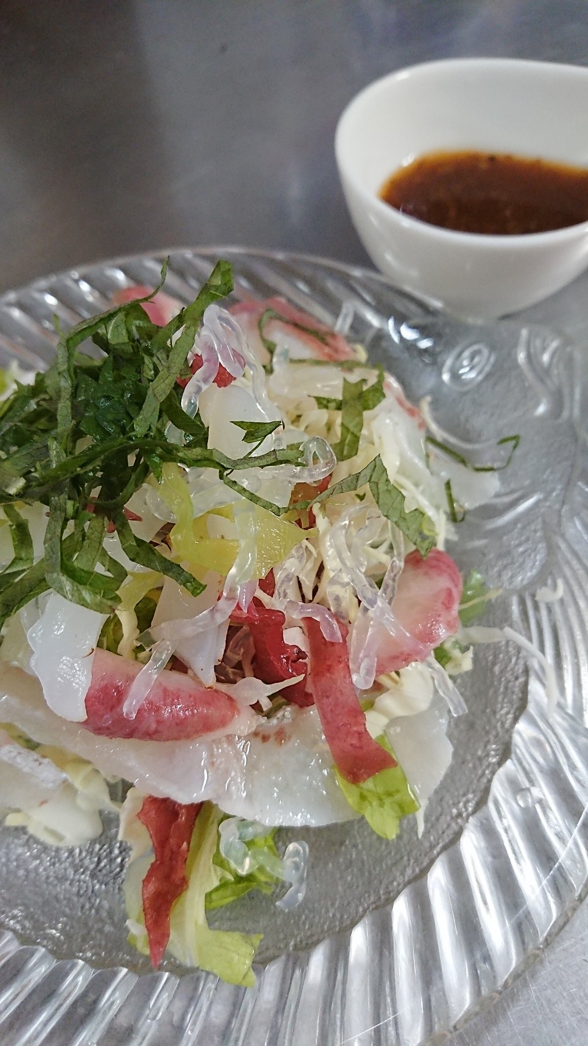 تويتر 満帆荘 على تويتر 海鮮サラダ お野菜と海草をベースに上には炙ったお刺身たち ご宿泊のお客様の前菜で T Co 8wiypp0upl