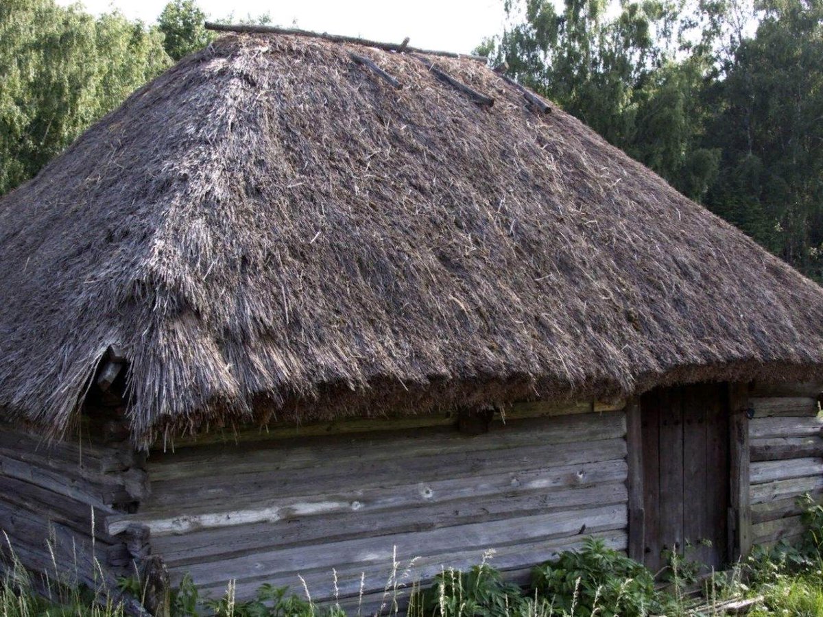 Старинные деревянные дома. Старый двухэтажный дом в деревне. Древние деревянные жилища. Бревенчатые хижины поселенцев америки в 18 в. Северная изба архангельск.