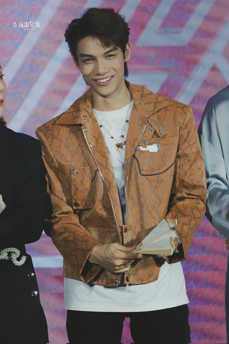 since the beginning, 
you always attract me with your
precious smile and i admire them, 
you have the prettiest smile babe🖤

#DuanXingxing #IXFORM