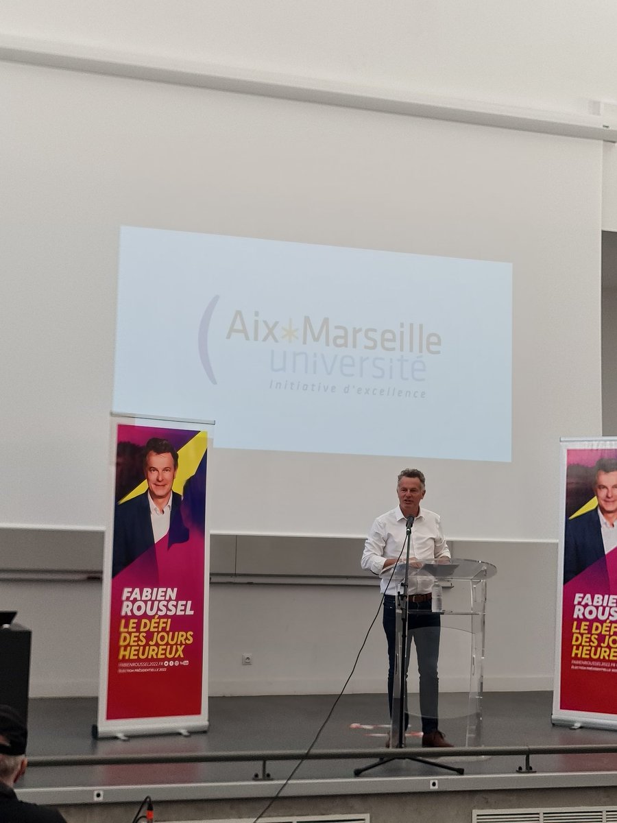 L_Deffontaines's tweet image. C'est parti pour le discours de @Fabien_Roussel des #UnivPCF. 
Amphithéâtre bondé. Beaucoup de jeunes.
Priorité jeunesse ✊💪
#Roussel2022