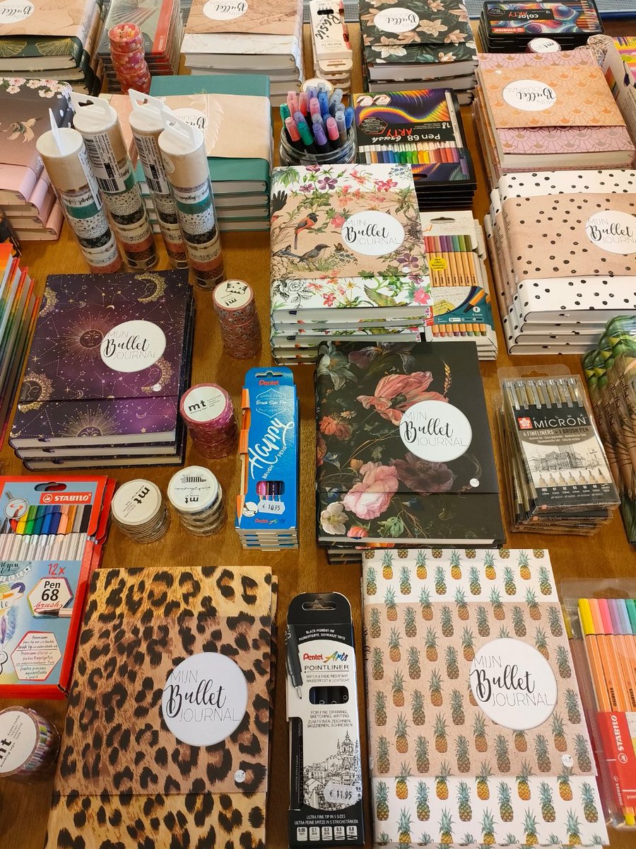 Laat je creativiteit de vrije loop met onze Bullet Journals.
Nu slechts € 10,- per stuk.
Vul ze in met een brush-pen, gekleurde fineliner, kalligrafie stift of een van onze vele andere  pennen, potloden en stiften.
Maak het af met washitape.
Nu 5 rollen voor € 15,-