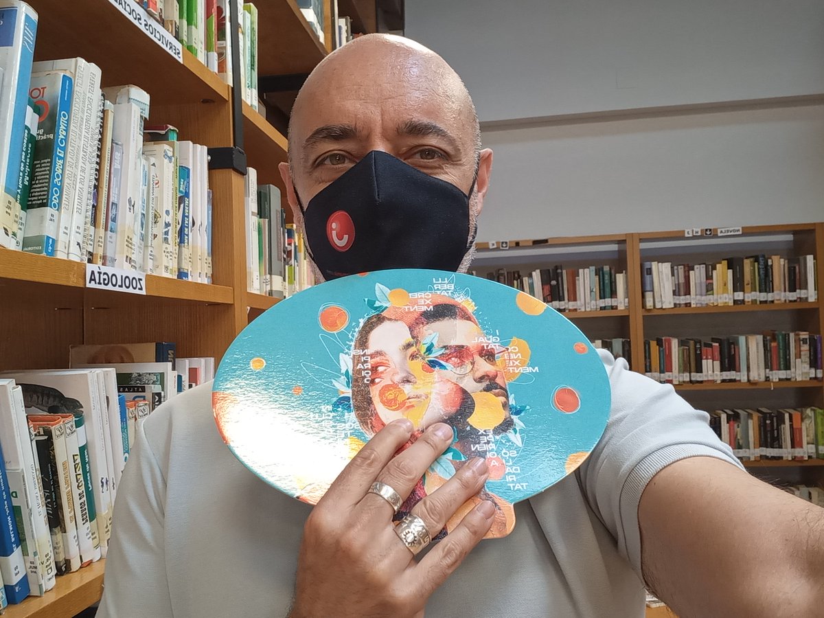 bmanresaab's tweet photo. Els nostres ventalls #laculturaallibera han arribat a #cantabria 😍 i més concretament a la Biblioteca de Cabezon de la Sal, la nostra #biblioteca agermanada per les #lecturespostals del #dialij 🥰
Gràcies Ana Lilia i Alfredo ❤️
#bibliotequesxbm #manresa #estiualabiblioteca https://t.co/QZ6DhtCR7K