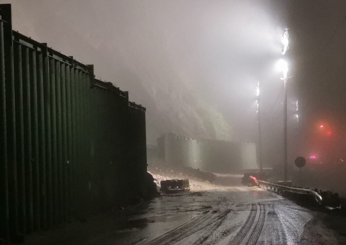Prensalibcasan's tweet photo. Cerrada la vía Villavicencio - Bogotá por afectación en el PR 58+000 - un carril, PR 66+650 - dos carriles, PR                                  64+200 - un carril, PR 69+000 - dos carriles. Se adelantan trabajos de limpieza y remoción de material. Tiempo seco en el corredor vial https://t.co/htXnP2r6NR