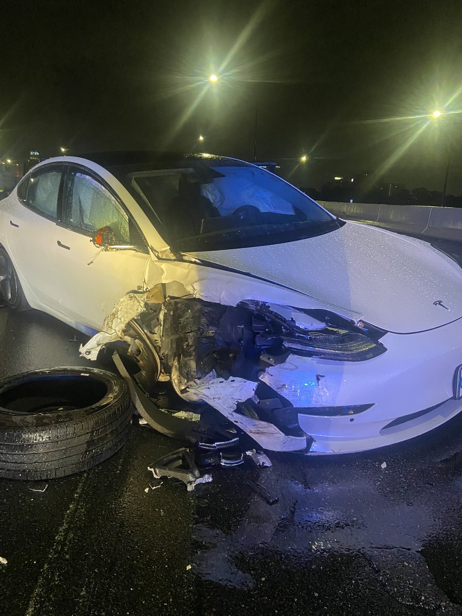 FHPOrlando's tweet image. Happening now: Orange County. Trooper stopped to help a disabled motorist on I-4. When Tesla driving on “auto” mode struck the patrol car. Trooper was outside of car and extremely lucky to have not been struck. #moveover.  WB lanes of I-4 remain block as scene is being cleared.