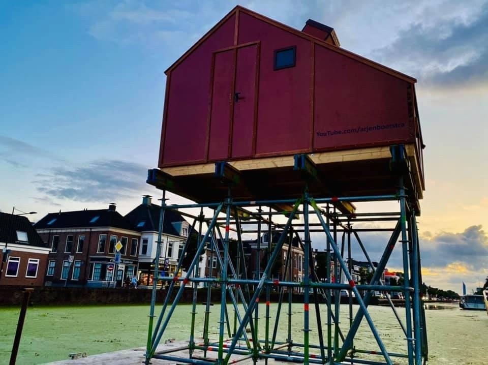 Vanmiddag om 16.00 uur begint Kunst aan de Vaart BUITEN en neemt kunstenaar Arjen Boerstra zijn intrek in ‘de Hangende Kamer’ boven de Vaart. 
Hij verblijft daar de hele week en houdt iedereen via zijn youtube-kanaal youtube.com/arjenboerstra op de hoogte van zijn ervaringen!