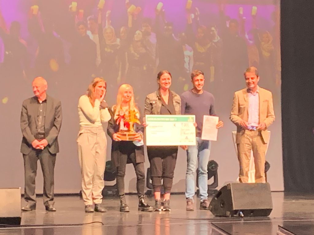 m4e_eV's tweet photo. music4everybody!e.V. gewinnt den Jugend.Kultur.Preis NRW 20/21 - mit seinem integrativen Musicalprojekt „Zwischen den Welten – Wo ich zu Hause bin“ https://t.co/DXgT0uRutu
