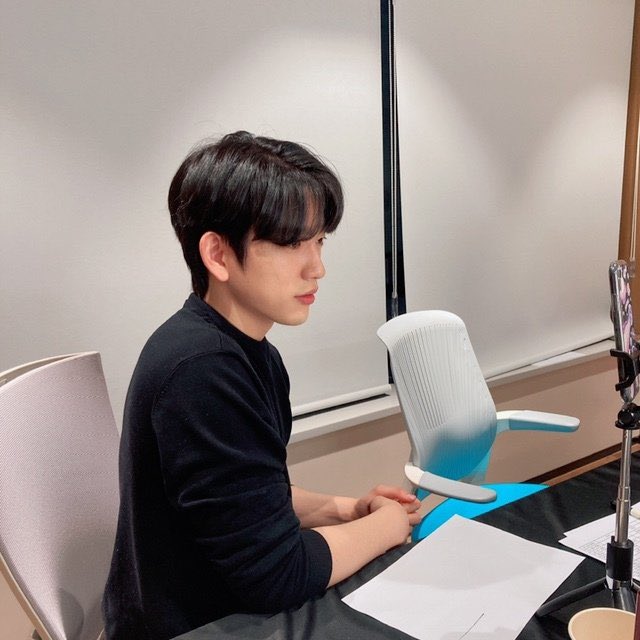 nyeongsoopreme's tweet photo. jinyoung really said PROPER POSTURE my spine cant relate 😭 https://t.co/xCbzmGgTdY