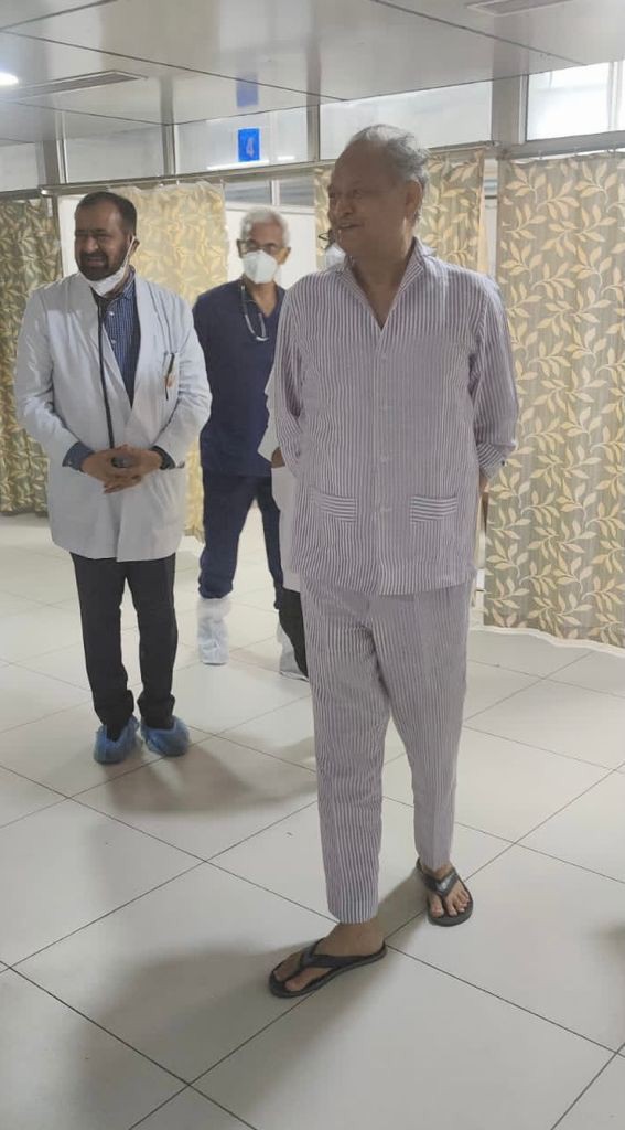 bhupendra_RPYC's tweet photo. कल हुई एंजियोप्लास्टी के बाद आज डॉक्टर्स के परामर्श पर माननीय मुख्यमंत्री जी ने वार्ड में वॉक किया, उन्होंने अस्पताल में एडमिट मरीजों के परिजनों से बात कर कुशलक्षेम भी जानी.. 
प्रदेश के मुख्यमंत्री जी अब स्वस्थ हैं #Rajasthan @ashokgehlot51 @GaneshGINC @PriyaJoshi_PJ @YBadisadri https://t.co/rzBh3roiFb