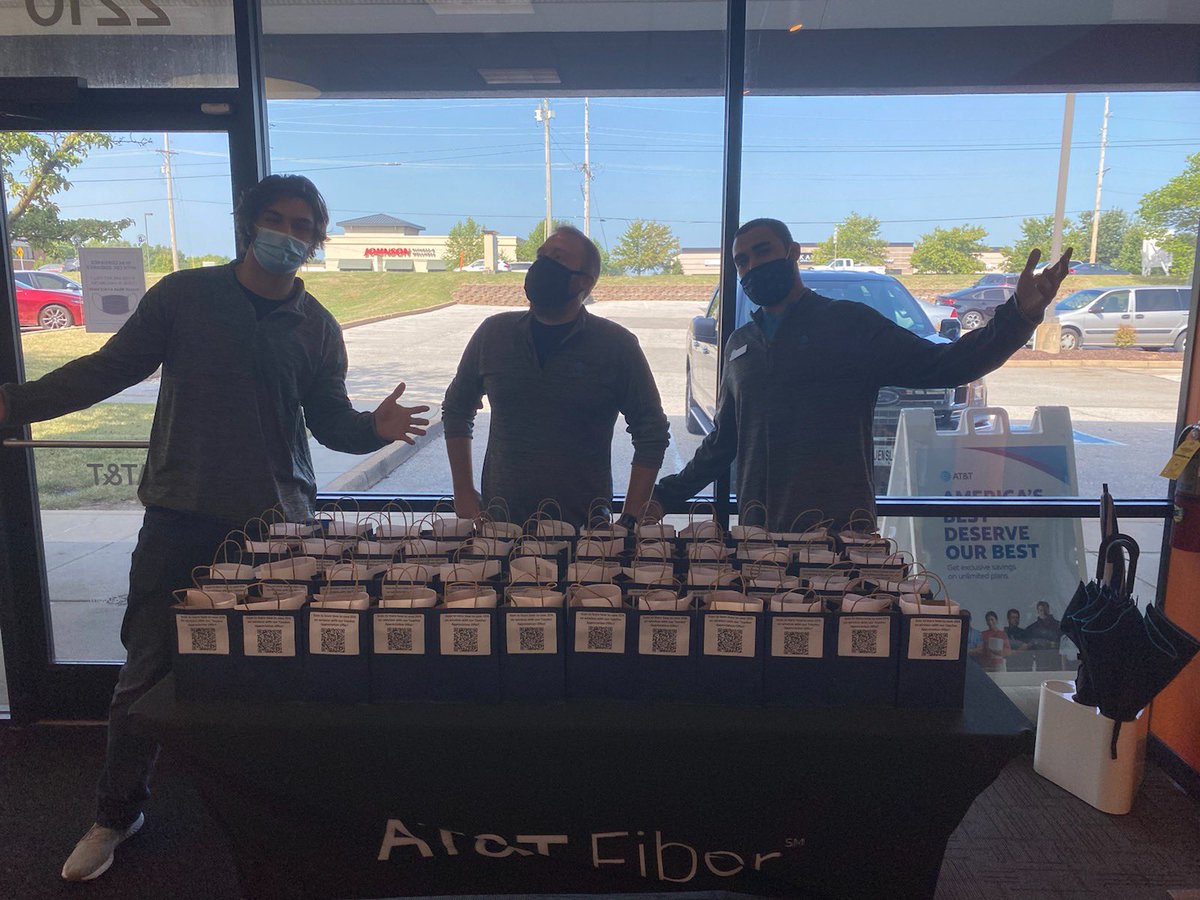 JenniferHecht17's tweet photo. Teacher Appreciation Table for @FZSchools at our #MidRivers in St. Peters and #ShopsAtLauraHill in OβFallon locations today! #SealTeamSig #WEhuSTLe @CemSaral3 @Mjordan6323 @ErickJBush @tj5889 @JenniferMossbu1 @ATT https://t.co/axrpXZExaE
