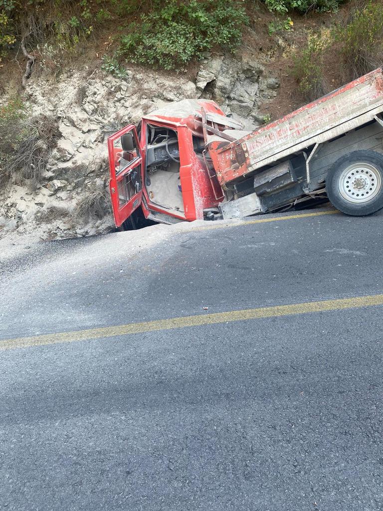Hatay Belen soğukoluk  yolunda freni patlayan kamyonet şarampole uçtu. Araç sürücüsü son anda atlayarak hafif sıyrıklarla kazayı atlattı. #Hatay #Belen #SonDakika