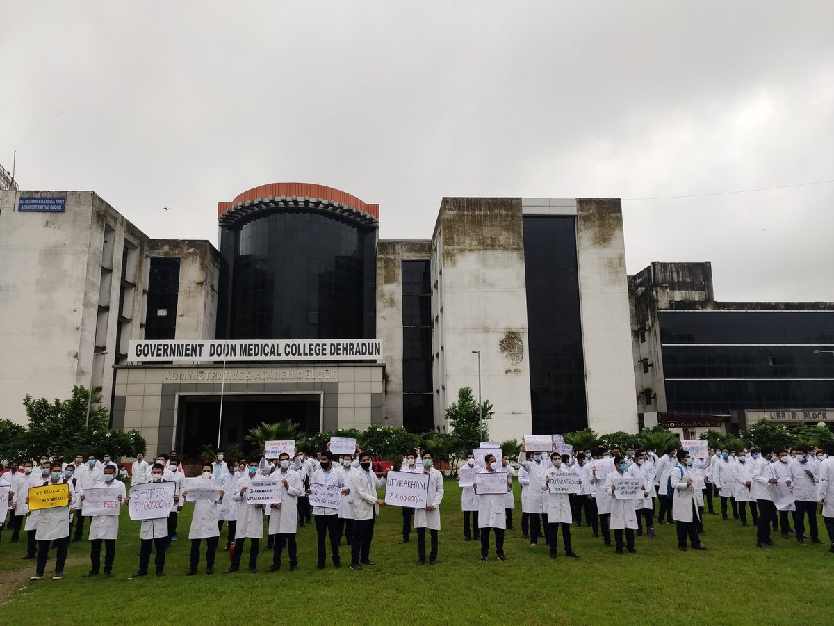 official_aimsa's tweet photo. #WeDemandAResonableFees
Today the students of Government Doon Medical have started their peaceful protest against the state government for their 8 fold fee increment in their MBBS tution fees to 4 lakh /annum.
@pushkardhami @drdhansinghuk @ukcmo  @PMOIndia @NMC_IND @MoHFW_INDIA https://t.co/9IjmMJ6b7V