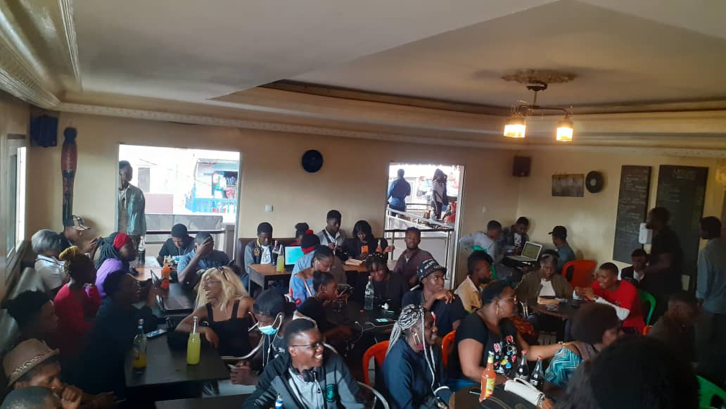 Kmer_Chan's tweet photo. Si tu es  Fan de K-pop et présent à Yaounde, dis moi pourquoi tu n'es pas au @Karoka237 actuellement ?👀 https://t.co/VnJdFx9uhm