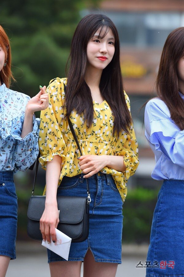 idolsinyelllow's tweet photo. zn ◇ laboum
170512 ◇ hankooki
#7YearsWithLaboum https://t.co/1AFQcyznWo