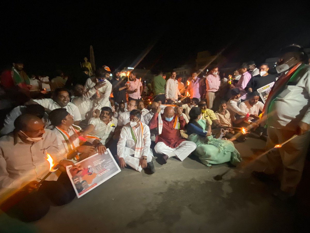 INCKarnataka's tweet photo. ಮೈಸೂರಿನ ಚಾಮುಂಡಿ ಬೆಟ್ಟದಲ್ಲಿ ನಡೆದ ವಿದ್ಯಾರ್ಥಿನಿಯ ಸಾಮೂಹಿಕ ಅತ್ಯಾಚಾರ ಖಂಡಿಸಿ, ಆರೋಪಿಗಳ ಶೀಘ್ರ ಬಂಧನಕ್ಕೆ ಆಗ್ರಹಿಸಿ ಮೈಸೂರು ಜಿಲ್ಲಾ ಕಾಂಗ್ರೆಸ್ ಸಮಿತಿ ವತಿಯಿಂದ ಪಂಜಿನ ಮೆರವಣಿಗೆ ‌ನಡೆಸಲಾಯಿತು.
ಮಾಜಿ ಸಚಿವ @HMRevanna, ಮಾಜಿ ಸಂಸದ ವಿ.ಎಸ್ ಉಗ್ರಪ್ಪ, ಕೆಪಿಎಂಸಿ ಅಧ್ಯಕ್ಷೆ @DrPushpaAmarnat ಸೇರಿ ಹಲವರು ಉಪಸ್ಥಿತರಿದ್ದರು. https://t.co/9BFckFpPES