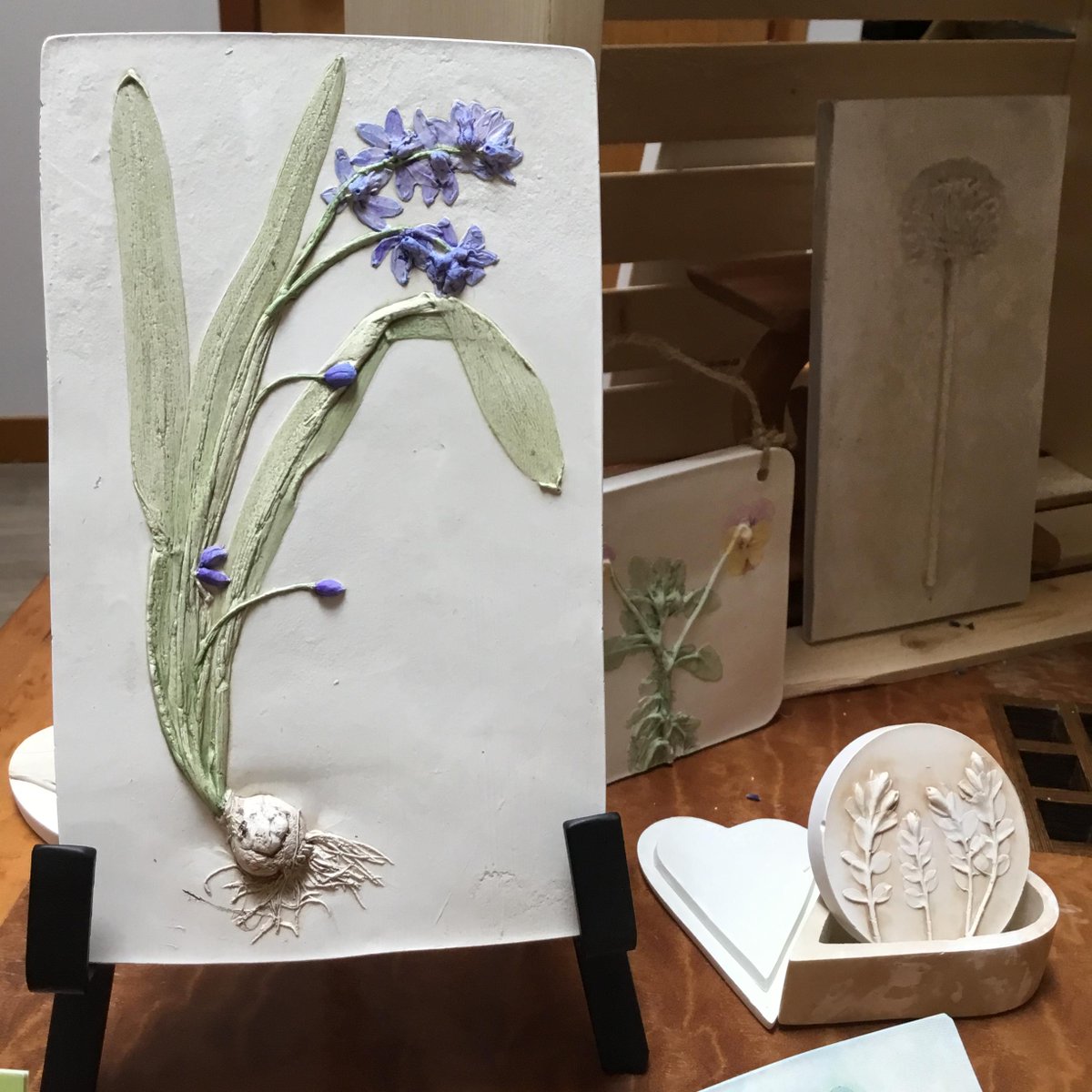 votchildrenorg's tweet photo. Beautiful botanical plaster relief tiles by bunnybeegirl. ♥️ https://t.co/XocMyZqNCq
